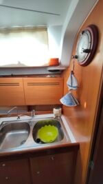 The kitchen sink has a third tap with a 5-cartridge ultra-filtration device connected to the boat water tank.